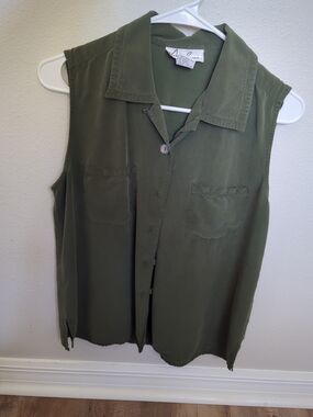 Anne Carson Olive Green Sleeveless Button-Front Tank 100% Silk